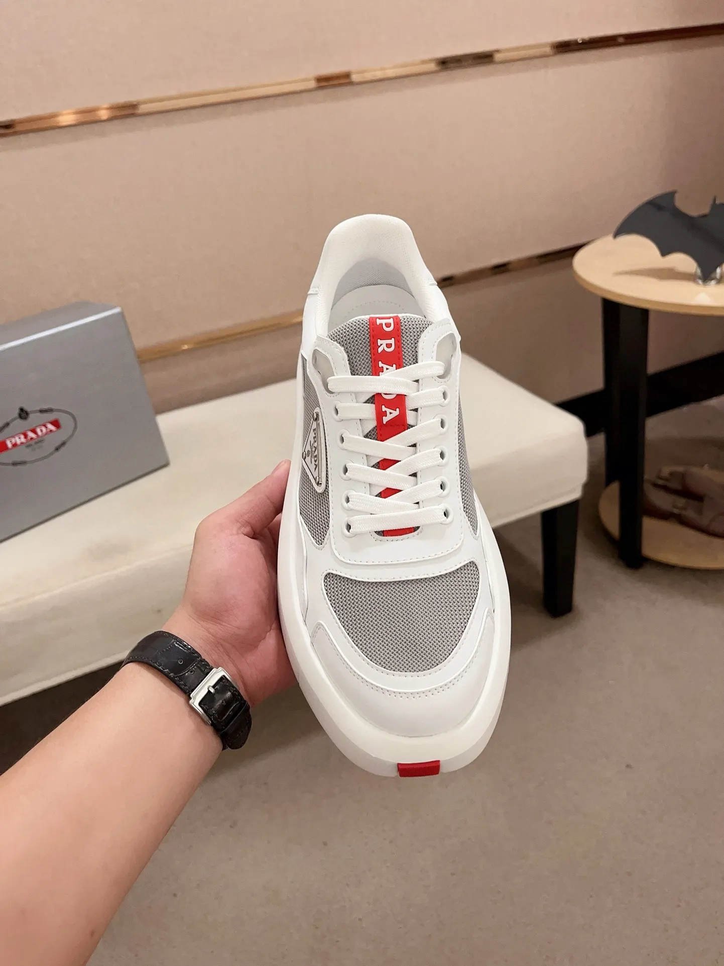 Factory price 620💰 ✔️✔️✔️Higher version High-quality new PRADA (Prada) counters are launched simultaneously. New men's shoes and 😘fabric are made of high-tech glue-spraying technology. Lining: Full cowhide lining. 👍🏿 High-end ☄️ air-cushion molded anti-slip rubber outsole, exquisite lines, simple and elegant, comfortable and high-end for leisure travel. Code number: 38 to 45 (can be customized to 46 to 47, non-refundable)